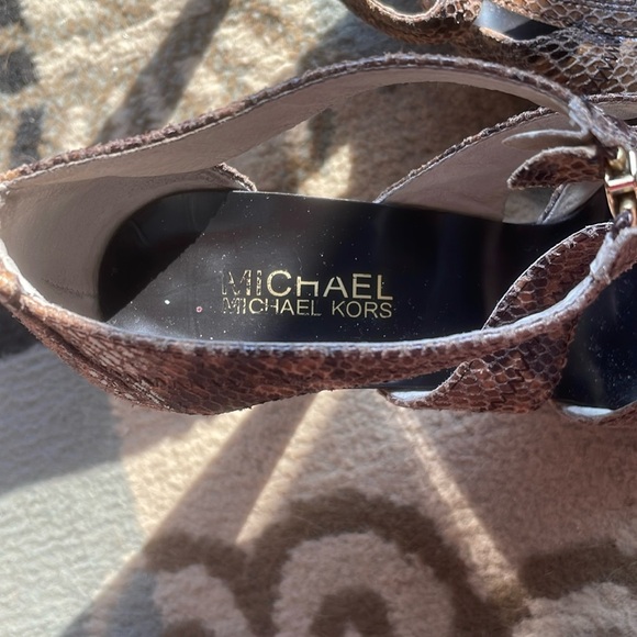 Michael Kors Berkley Leather Snakeskin Zippered
T-Strap Peep Toe Heels Size 8 - Picture 4 of 9